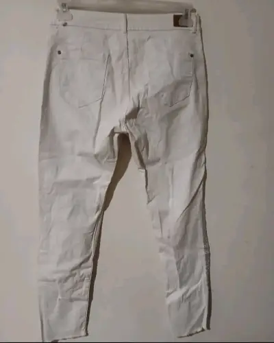 Pantalones blancos con detalle brillante - miniatura 3