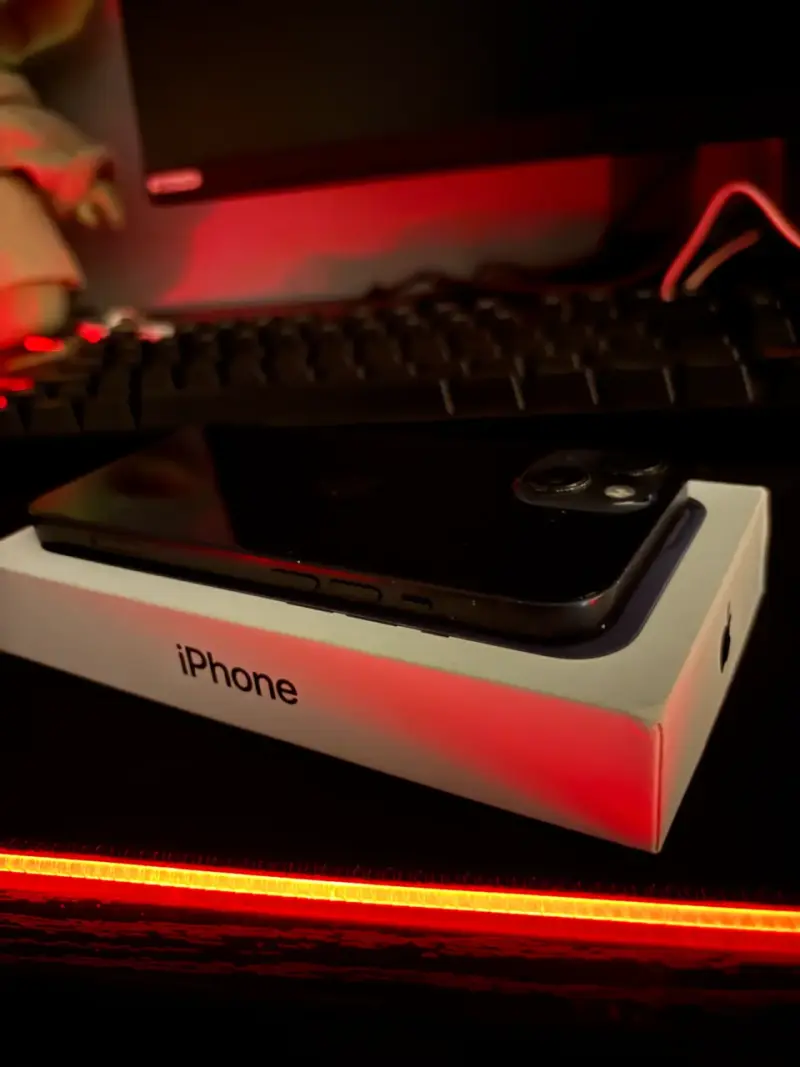 iPhone en caja original, buen estado - 1