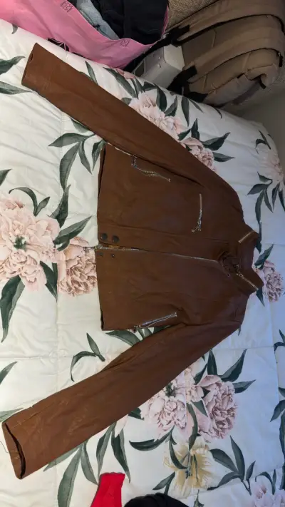 Chaqueta de cuero marrón con cierre metálico - miniatura 1