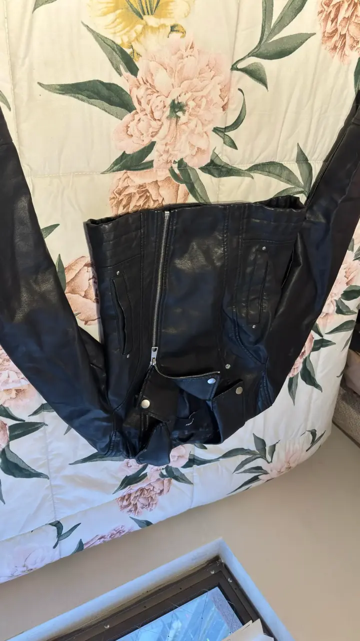 Chaqueta de cuero marrón con cierre metálico - 2