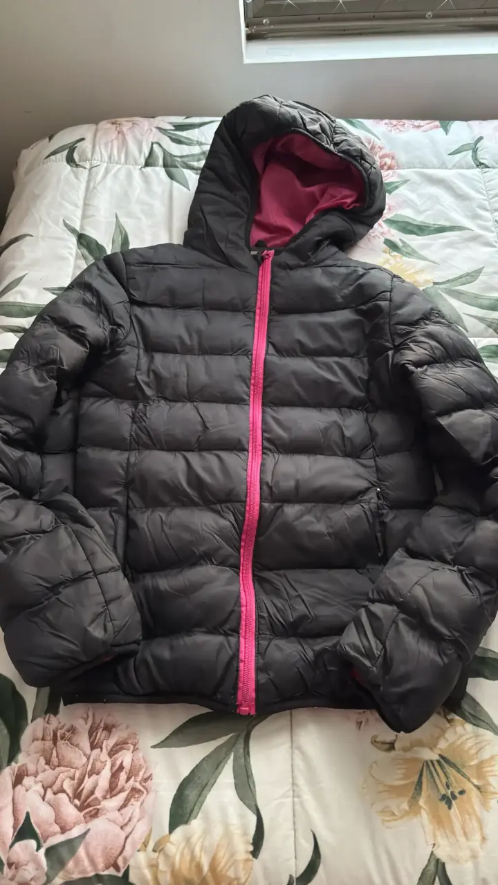 Chaqueta acolchada negra con capucha - 1