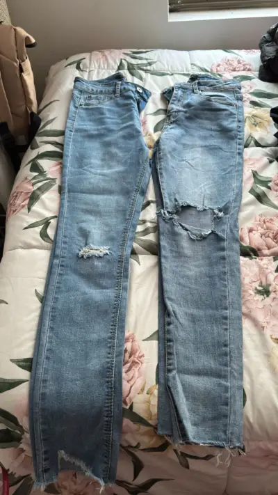 Jeans Guess para mujer en rosa y azul cada uno a 4 - miniatura 3