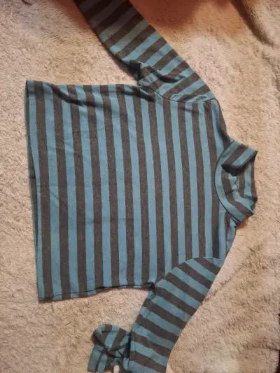 Suéter a rayas tipo crop top - miniatura 1