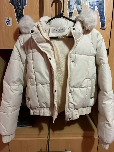 Chaqueta acolchada blanca con capucha - miniatura 1