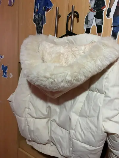 Chaqueta acolchada blanca con capucha - miniatura 2