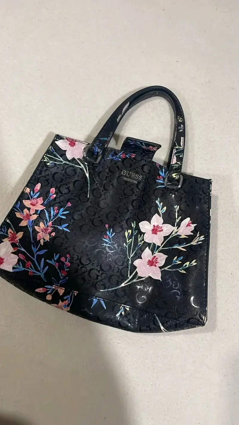 Bolso Guess negro con estampado floral - 1