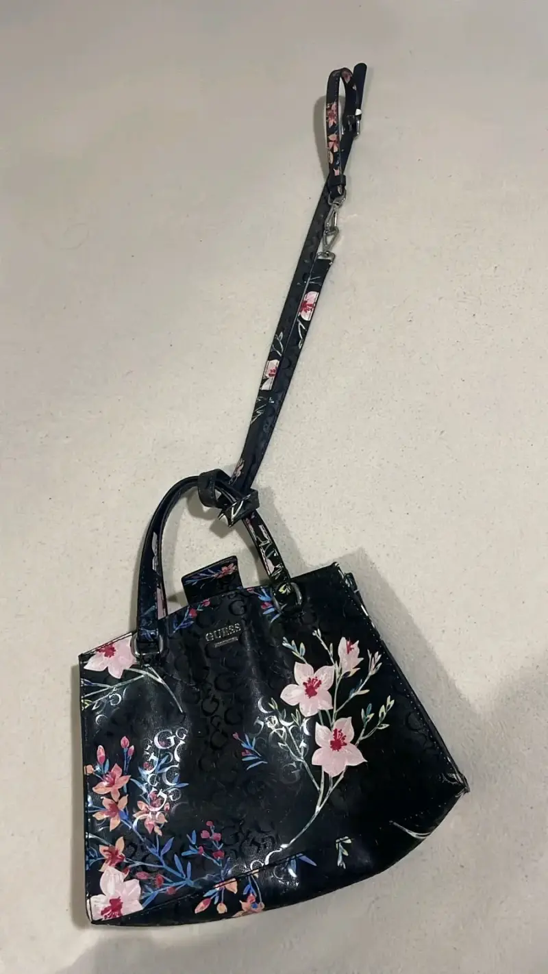 Bolso Guess negro con estampado floral - 2