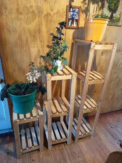 Estantería de madera para plantas - miniatura 1