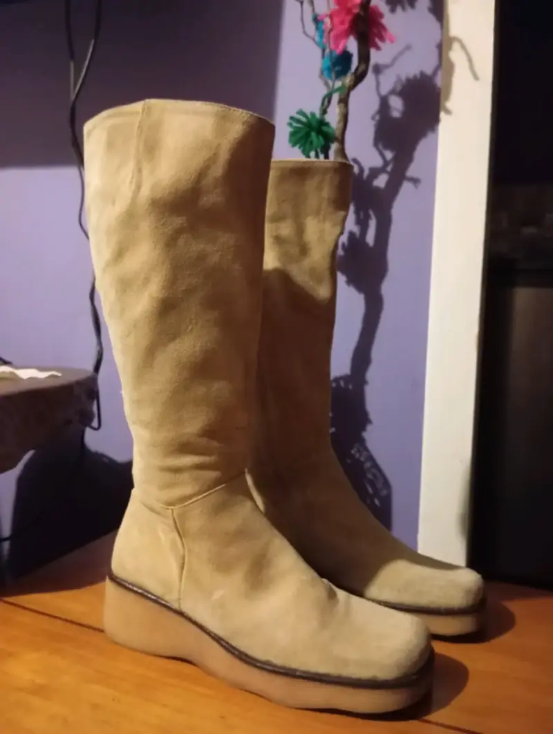Botas de gamuza beige para mujer número 38