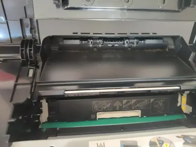 Impresora láser HP LaserJet CP1025nw color - miniatura 2