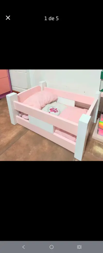 Cama de muñecas de madera rosa - miniatura 1