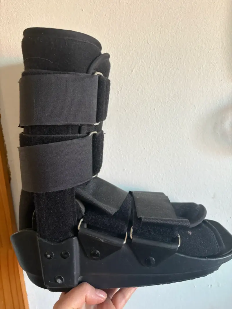 Bota ortopédica negra ajustable derecha - 1