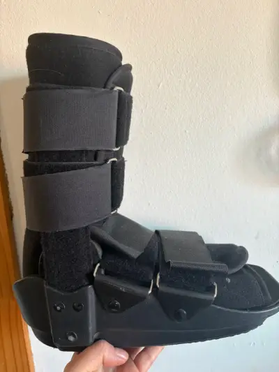 Bota ortopédica negra ajustable derecha - miniatura 1
