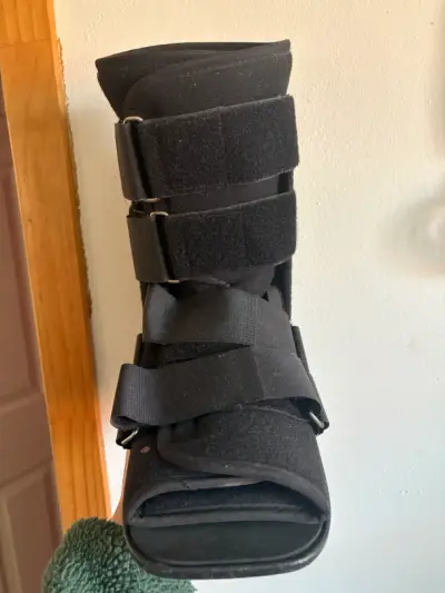 Bota ortopédica negra ajustable derecha - miniatura 2