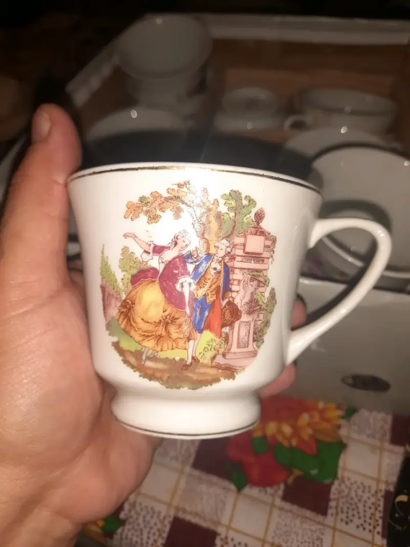 Taza de porcelana con diseño clásico - 1