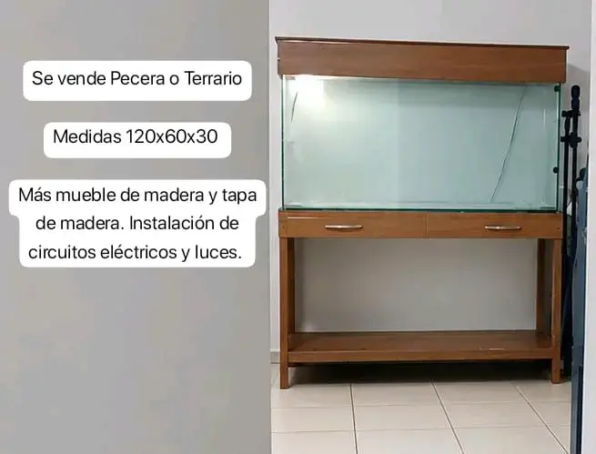 Acuario o terrario con mueble de madera