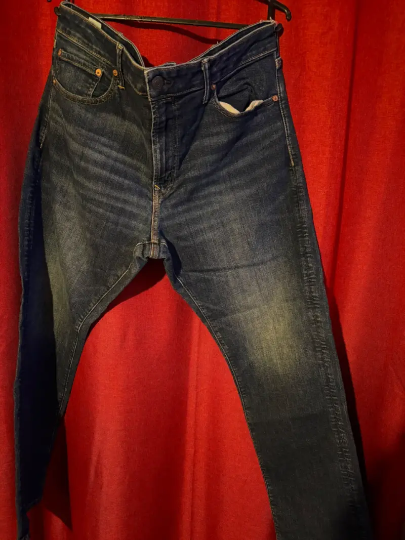 Jeans azul oscuro para hombre en buen estado