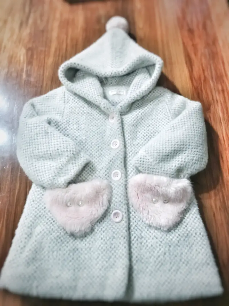 Abrigo de lana para bebé con capucha