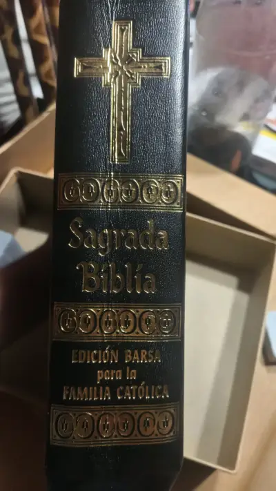 Sagrada Biblia con tapa de cuero y detalles dorados - miniatura 2
