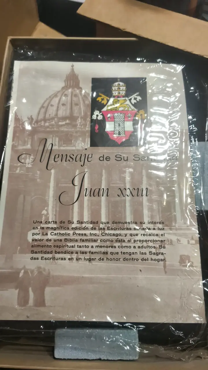 Sagrada Biblia con tapa de cuero y detalles dorados - 3