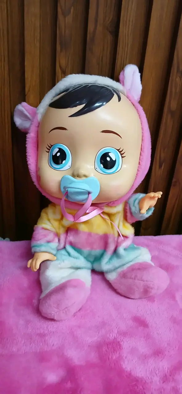 Muñeca bebé con chupete y traje colorido