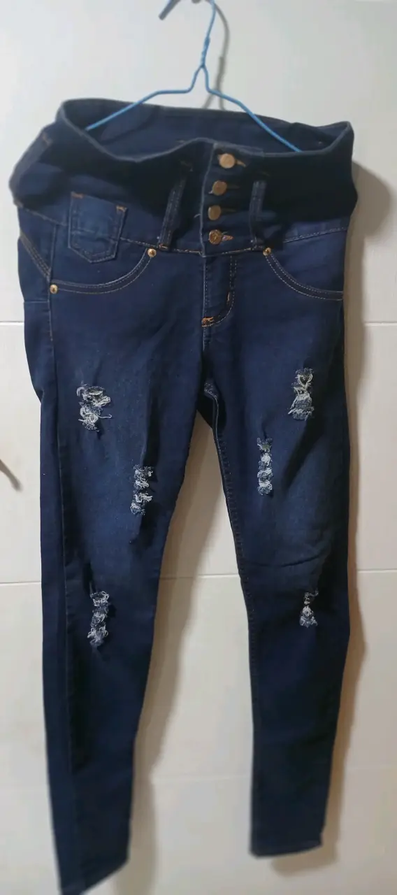 Jeans azul oscuro con diseño rasgado