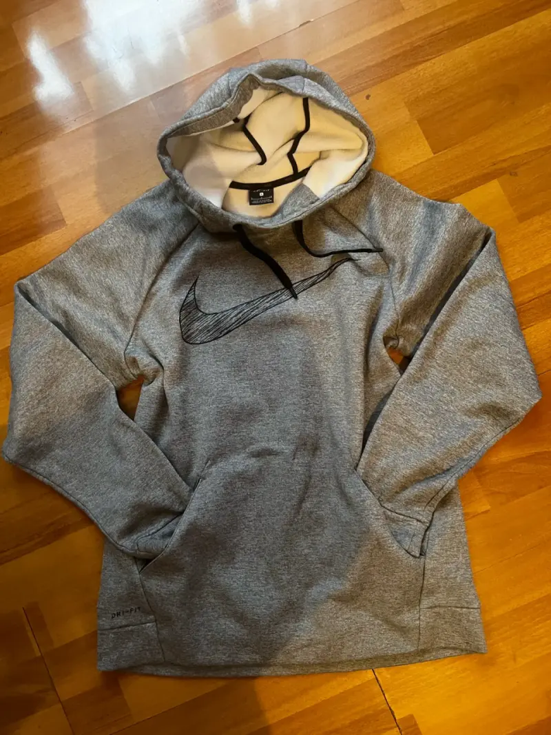 Polerón Nike gris con capucha