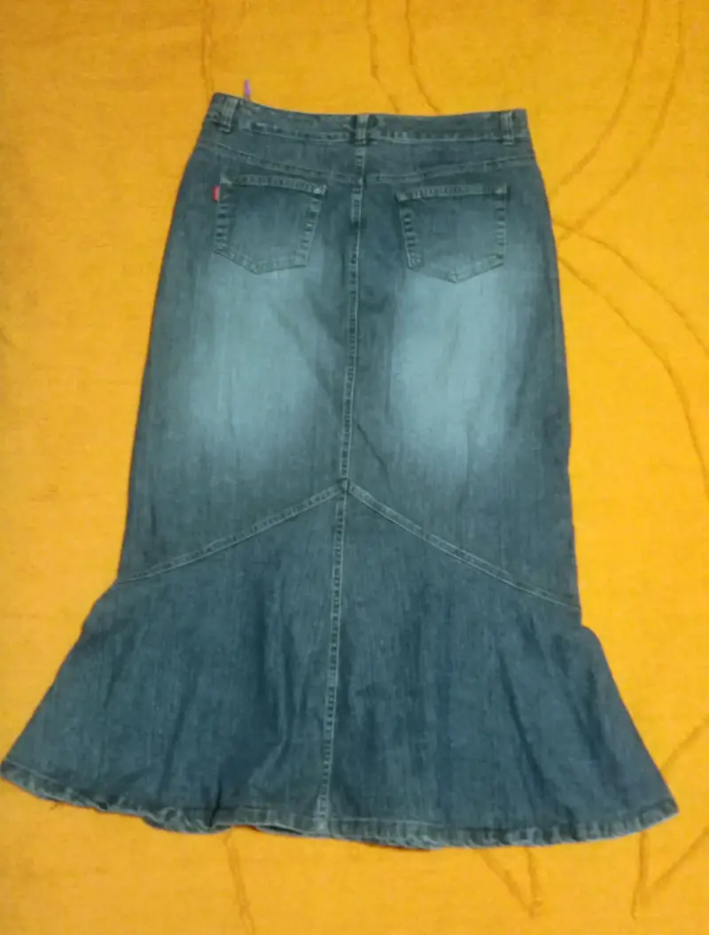 Falda larga de mezclilla azul con bolsillos