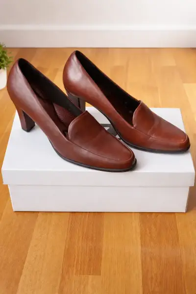Zapatos de tacón beige y marrón elegante - miniatura 2