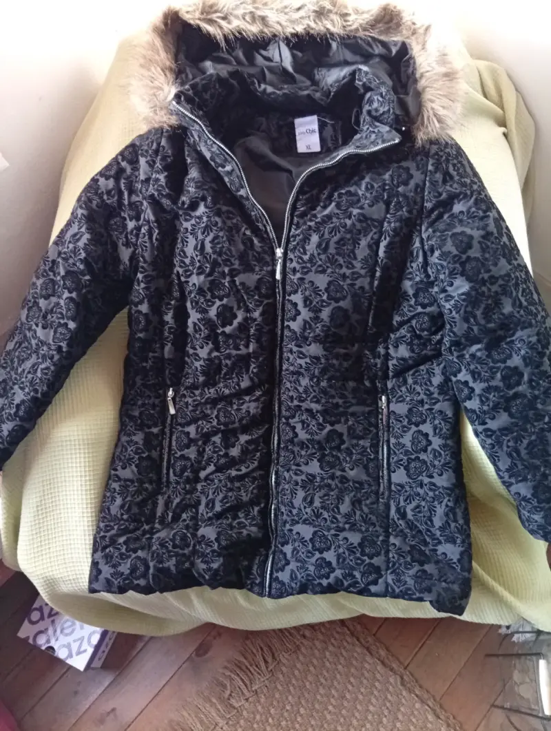 Abrigo negro con capucha y diseño floral - 2