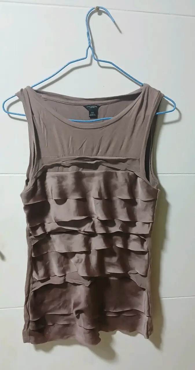 Blusa sin mangas marrón con volantes