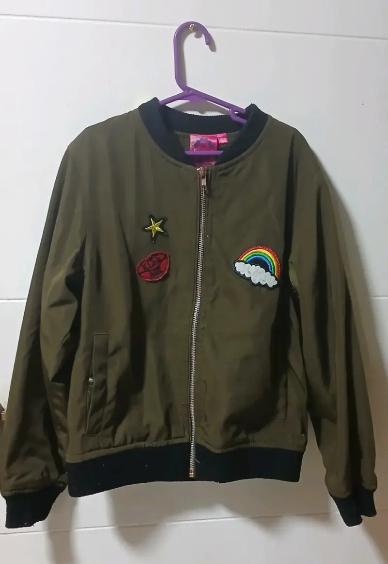 Chaqueta bomber verde con parches