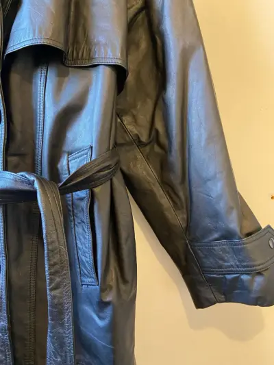 Abrigo de cuero negro con cinturón - miniatura 5