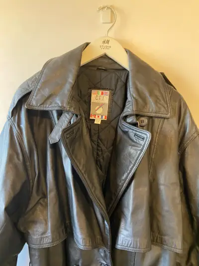 Abrigo de cuero negro con cinturón - miniatura 6