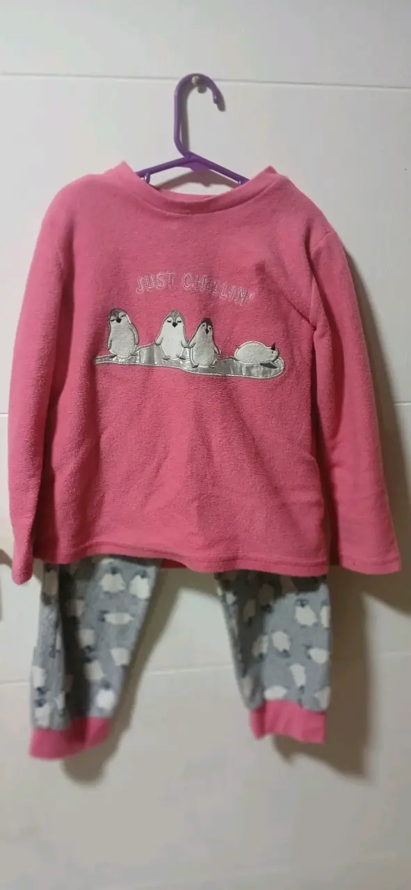 Pijama infantil polar rosa con pingüinos