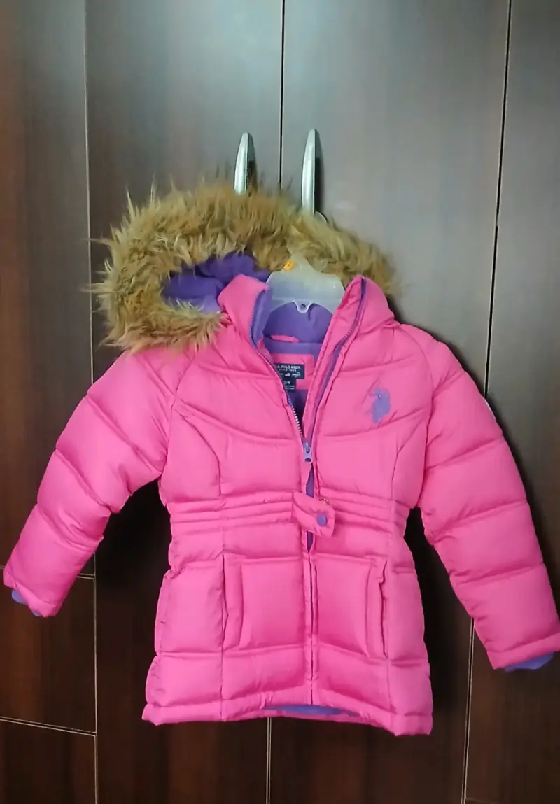 Chaqueta de invierno rosa con capucha de piel