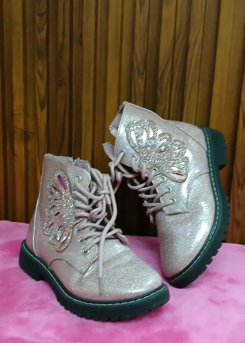Botas niña brillantes rosadas con diseño de m