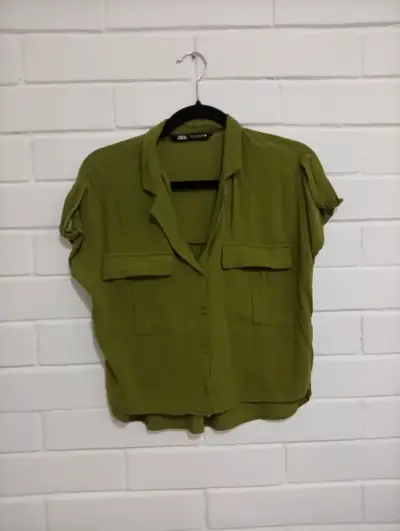 Blusa verde oliva Zara con bolsillos - miniatura 1