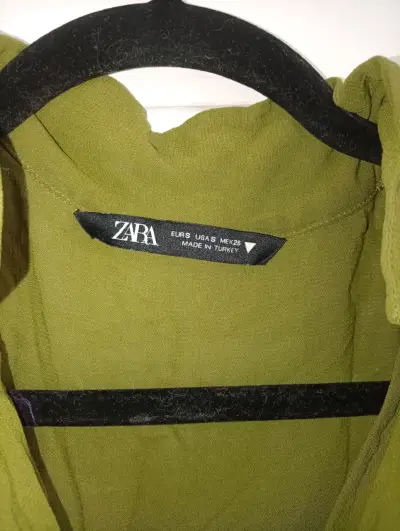 Blusa verde oliva Zara con bolsillos - miniatura 2