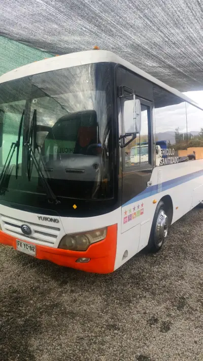 Bus Yutong en buen estado - miniatura 1