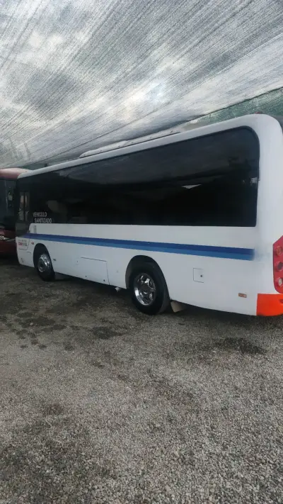 Bus Yutong en buen estado - miniatura 3