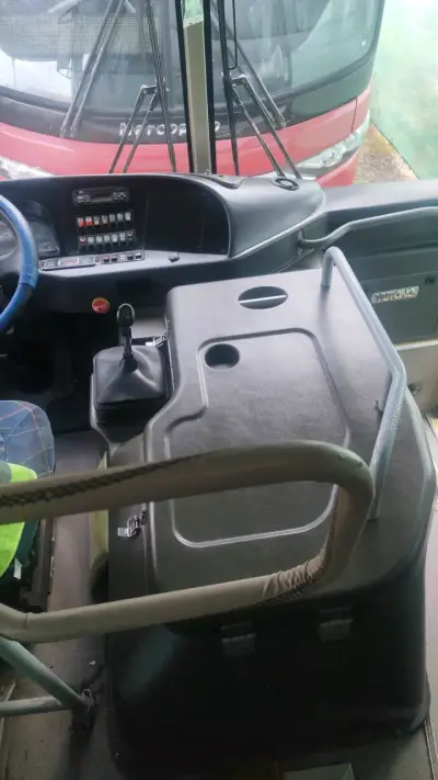 Bus Yutong en buen estado - miniatura 5