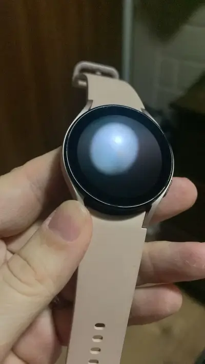 Samsung Galaxy watch 4 con correa beige elegante - miniatura 1
