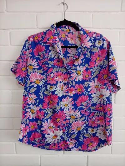 Camisa hawaiana floral azul y rosa - miniatura 1