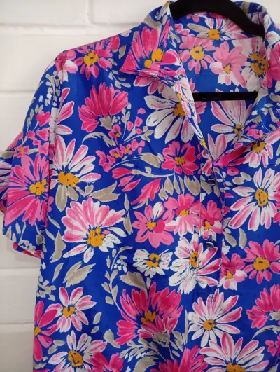 Camisa hawaiana floral azul y rosa - miniatura 2