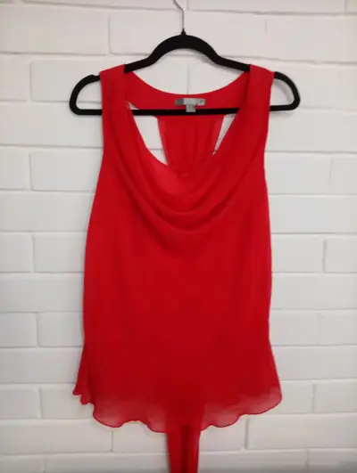 Blusa roja sin mangas elegante - miniatura 1