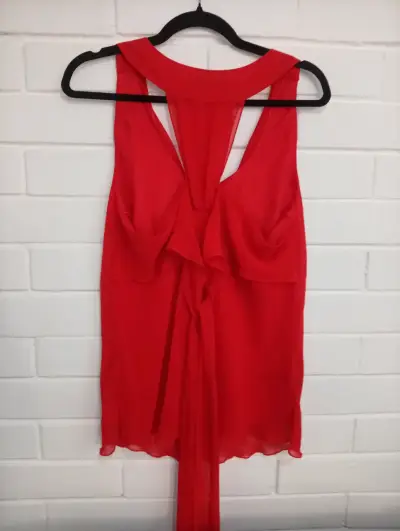 Blusa roja sin mangas elegante - miniatura 2