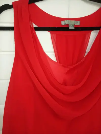 Blusa roja sin mangas elegante - miniatura 3
