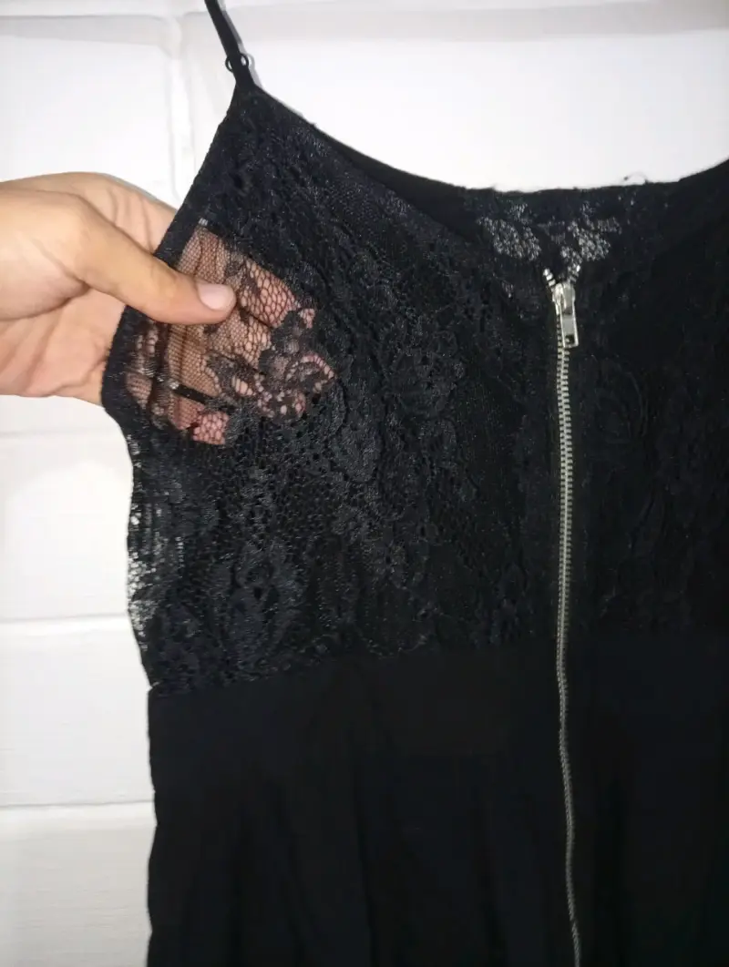 Vestido negro de encaje con cierre - 1