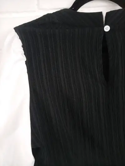 Blusa bicolor blanco y negro elegante - miniatura 2